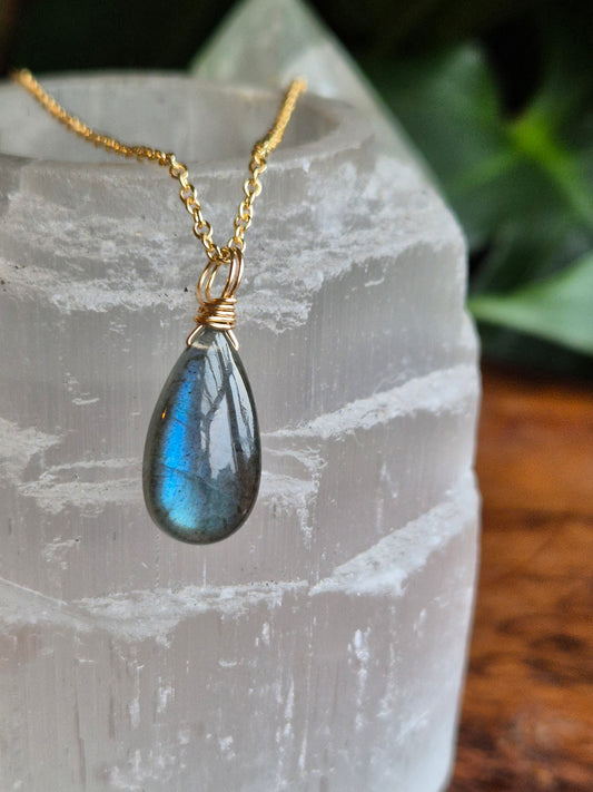 Labradorit Tropfen oval